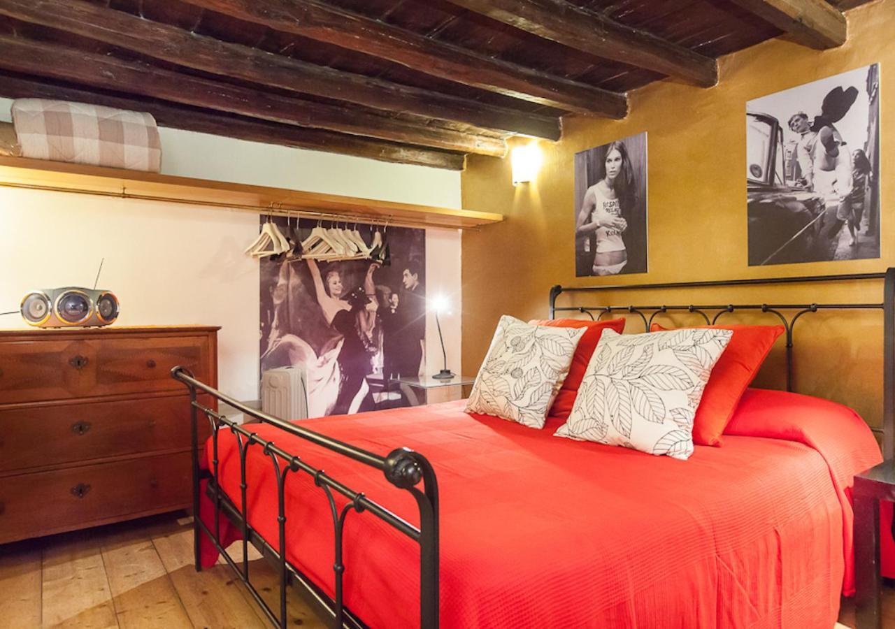 Independent In Trevi Fountain - Spain Square Rome Exterior photo