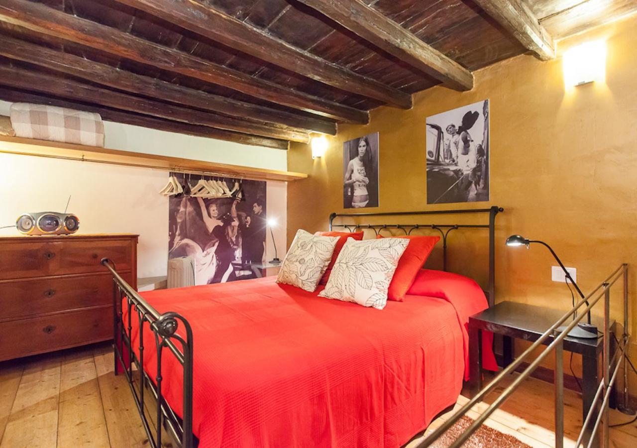 Independent In Trevi Fountain - Spain Square Rome Exterior photo